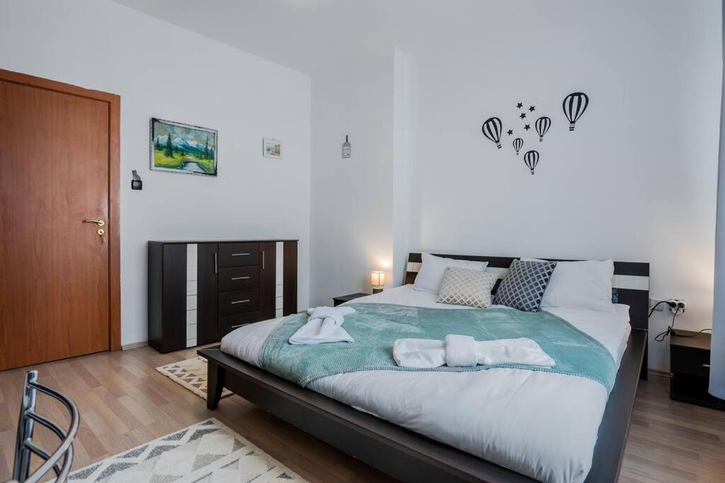 Spacious 3Bd Central Apartment Софія Екстер'єр фото
